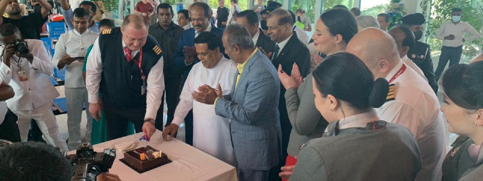 Sri Lanka cuts cake to welcome Russian travelers